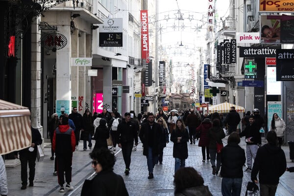 Χειμερινές εκπτώσεις 2026: Ανοιχτά τα καταστήματα σήμερα, Κυριακή - Το ωράριο λειτουργίας 