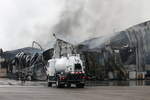 Φωτιά σε εργοστάσιο στα Τρίκαλα: «Έλιωσαν οι λαμαρίνες» - Συνεχίζονται οι έρευνες για την αγνοούμενη