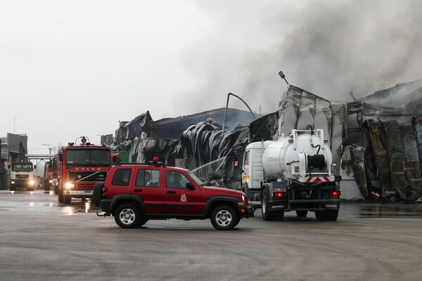 Τρίκαλα: Τέσσερις νεκρές εργαζόμενες από τη φωτιά - Τα πιθανά σενάρια για την έκρηξη στο εργοστάσιο