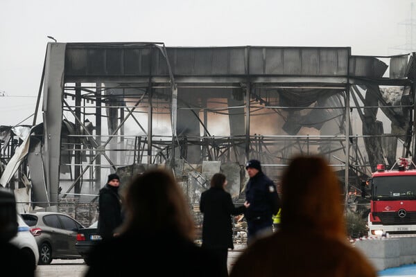 Τρίκαλα: Τέσσερις νεκρές εργαζόμενες από τη φωτιά - Τα πιθανά σενάρια για την έκρηξη στο εργοστάσιο