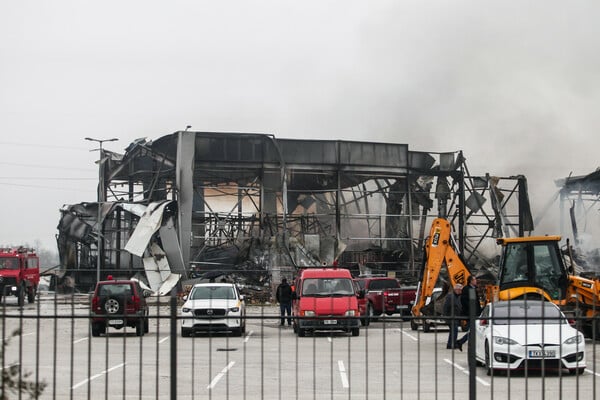 Φωτιά σε εργοστάσιο στα Τρίκαλα: «Έλιωσαν οι λαμαρίνες» - Συνεχίζονται οι έρευνες για την αγνοούμενη
