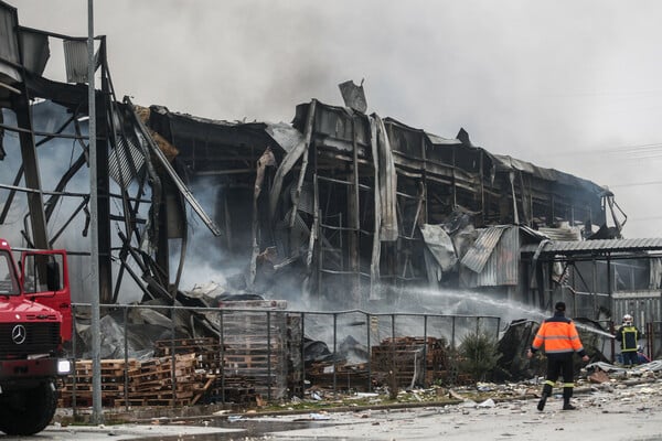 Φωτιά σε εργοστάσιο στα Τρίκαλα: «Έλιωσαν οι λαμαρίνες» - Συνεχίζονται οι έρευνες για την αγνοούμενη