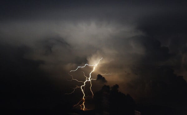 Επικαιροποιήθηκε το έκτακτο της ΕΜΥ: Έρχονται ισχυρές καταιγίδες, χαλαζοπτώσεις και θυελλώδεις άνεμοι