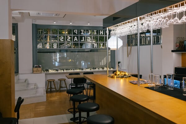 Philip Glass: Ένα wine bar χωμένο στην Πανόρμου