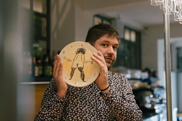 Philip Glass: Ένα wine bar χωμένο στην Πανόρμου