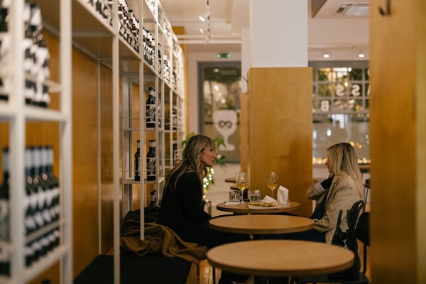 Philip Glass: Ένα wine bar χωμένο στην Πανόρμου