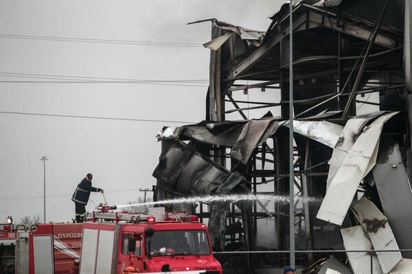 Φωτιά σε εργοστάσιο στα Τρίκαλα: Συνεχίζονται οι έρευνες για την αγνοούμενη - Οι συγγενείς των νεκρών καλούνται για ταυτοποίηση