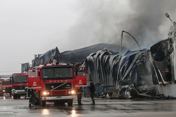 Τρίκαλα: Τέσσερις νεκρές εργαζόμενες από τη φωτιά - Τα πιθανά σενάρια για την έκρηξη στο εργοστάσιο