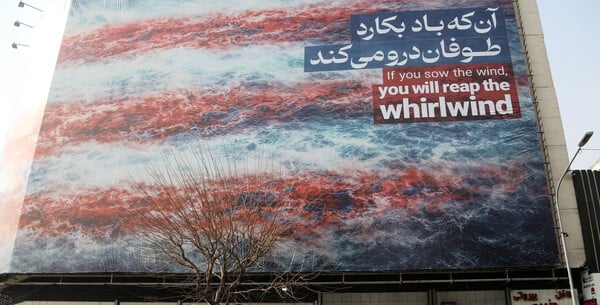 «Θα θερίσετε θύελλα»: Γιγάντια τοιχογραφία στην Τεχεράνη προειδοποιεί για αντίποινα αν οι ΗΠΑ πλήξουν το Ιράν