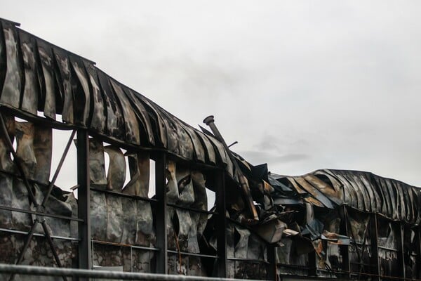 Έκρηξη στη Βιολάντα: Νέο βίντεο από τη φονική έκρηξη - Ακόμα «καπνίζει» το εργοστάσιο 30 ώρες μετά