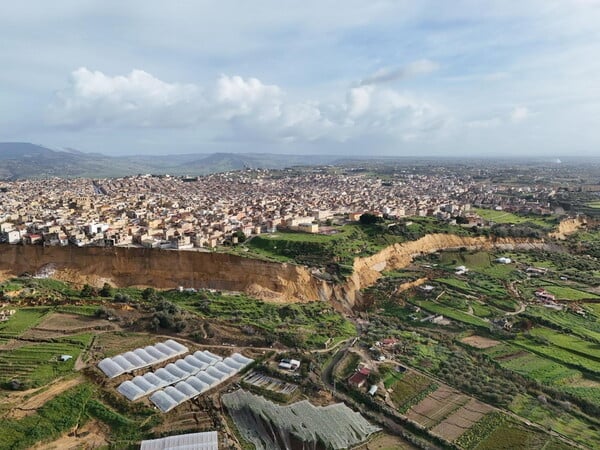 Σικελία: Κατολίσθηση 4 χιλιομέτρων άνοιξε ρήγμα – Σπίτια σε άμεσο κίνδυνο, 1.500 εκκενώσεις