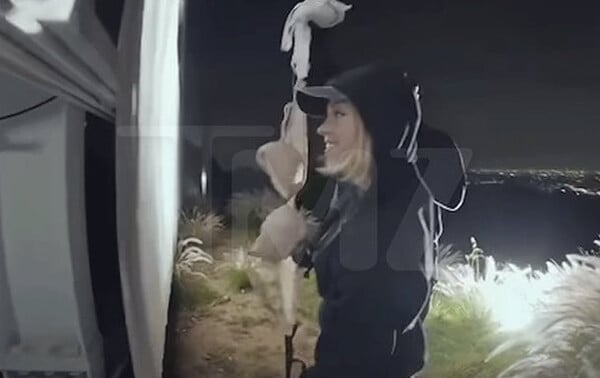 Σίντνεϊ Σουίνι: Κρέμασε σουτιέν της στην πινακίδα του Χόλιγουντ και κινδυνεύει να συλληφθεί