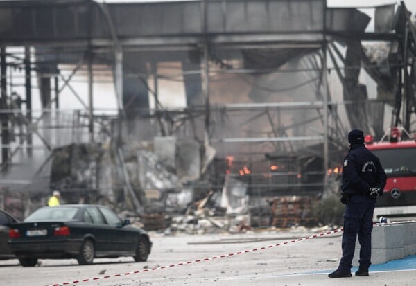 ΤΡΙΚΑΛΑ ΦΩΤΙΑ ΕΚΡΗΞΗ ΕΡΓΟΣΤΑΣΙΟ ΝΕΚΡΕΣ ΠΡΟΣΩΠΑ ΤΡΑΓΩΔΙΑΣ