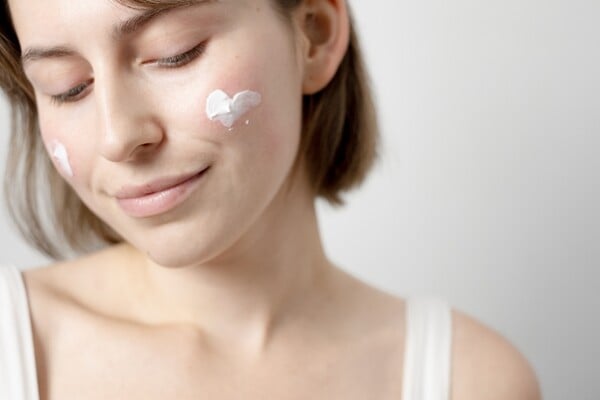 Κρύο έξω, ζέστη μέσα: 2 απαραίτητα προϊόντα για το ευαίσθητο, με τάση ερυθρότητας δέρμα