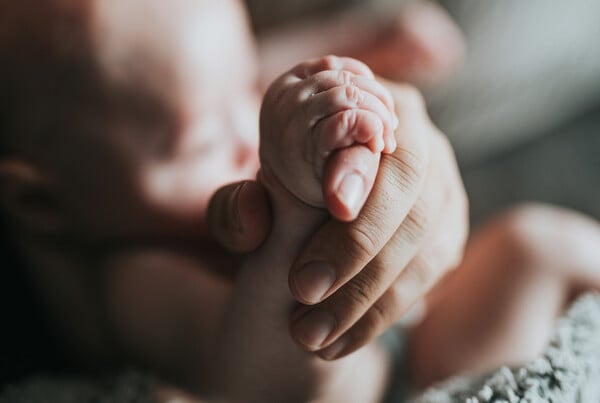 Καλλιθέα: Τάισαν το βρέφος στις 3 το βράδυ και στις 6 το πρωί το βρήκαν νεκρό, υποστηρίζουν οι γονείς