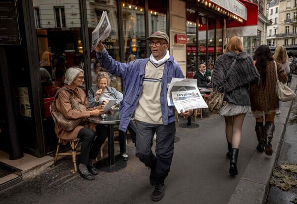 ΤΕΛΕΥΤΑΙΟΣ ΕΦΗΜΕΡΙΔΟΠΩΛΗΣ ΠΑΡΙΣΙ ΠΑΡΑΣΗΜΟ ΑΛΙ ΑΚΜΠΑΡ