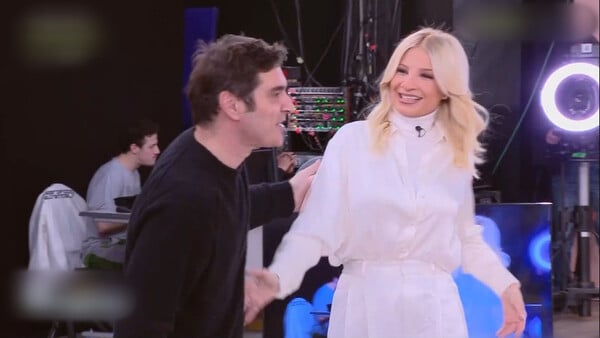 «Να έρθω να παίξω;»: Ο Χριστόφορος Παπακαλιάτης εισέβαλε στο πλατό του Buongiorno