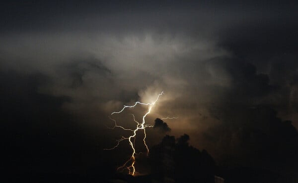 Σε τροχιά διαδοχικών κυμάτων κακοκαιρίας η χώρα τα επόμενα 24ωρα - Καταιγίδες, χαλάζι και κεραυνοί