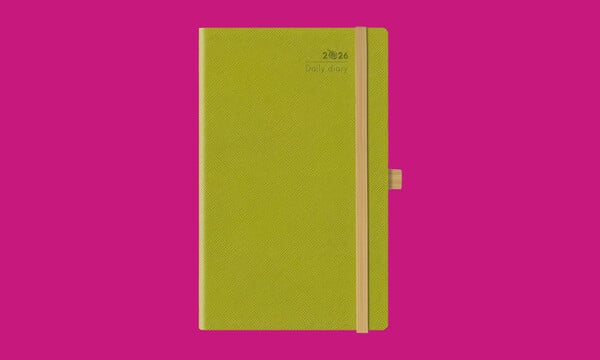 Ρούχα, αξεσουάρ και ένα ανάγλυφο φωτιστικό για το σαλόνι σας