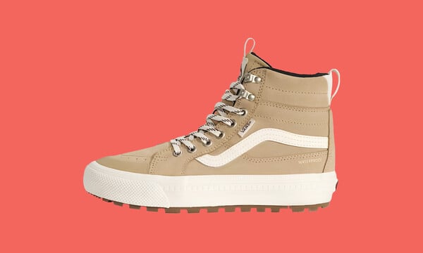 Ρούχα, αξεσουάρ και ένα ανάγλυφο φωτιστικό για το σαλόνι σας