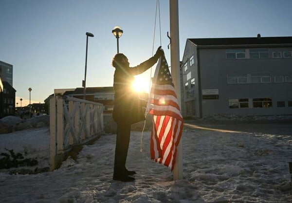 Γροιλανδία: Άνδρας αποπειράθηκε να υψώσει τη σημαία των ΗΠΑ στο Νουκ - «Δεν είναι αστείο» λέει ο δήμαρχος