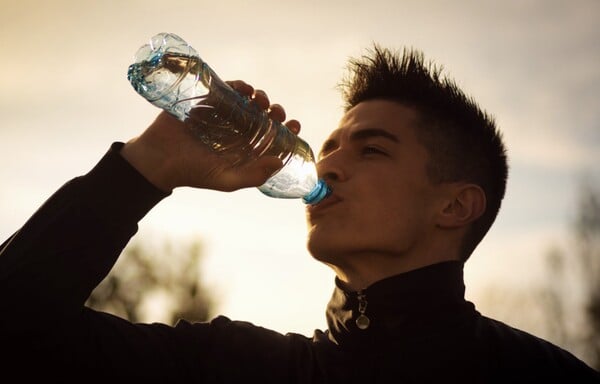 Πόσο νερό να πίνουμε κάθε μέρα, ανάλογα με την ηλικία μας