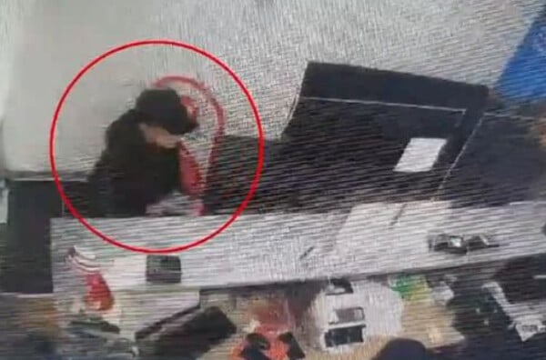 Εξαφάνιση Λόρα: H στιγμή που η 16χρονη αγοράζει αεροπορικό εισιτήριο στην Ομόνοια για Γερμανία