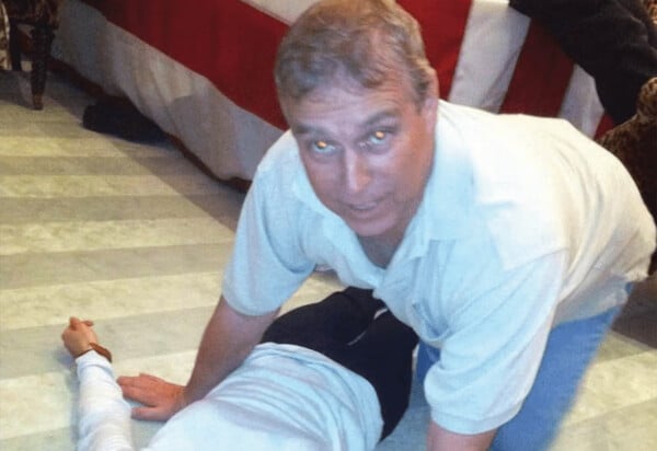 Νέα αρχεία για την υπόθεση Έπσταϊν: Φωτογραφίες δείχνουν τον πρίγκιπα Άντριου πάνω από μία γυναίκα