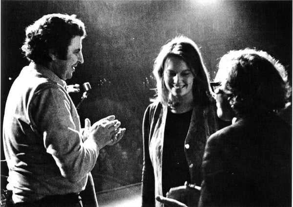 Το πίσω ράφι/ Άρια Σαϊονμάα: «Μια νέα γυναίκα αποκαλύπτεται»