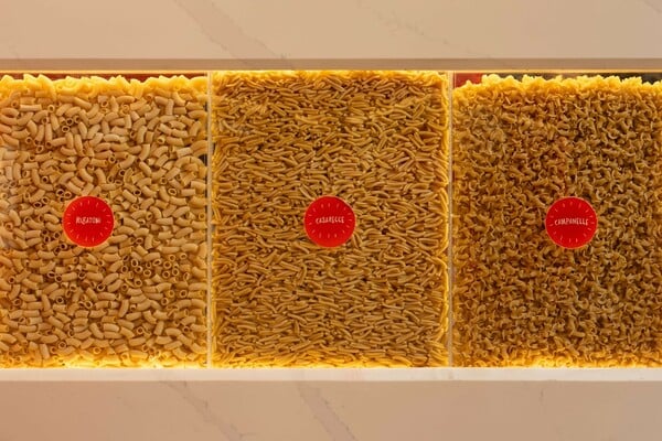 Mailo’s: Tα φρέσκα ζυμαρικά στο κόκκινο cup που αγαπά η Αθήνα