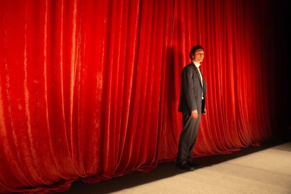 Ιεροτελεστία: Μια παράσταση για την απώλεια και τις μικρές επαναστάσεις