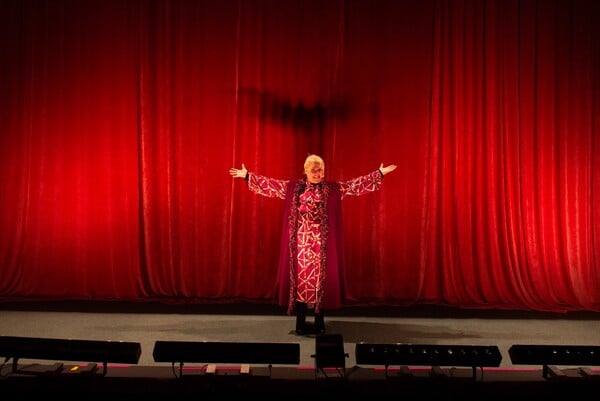 Ιεροτελεστία: Μια παράσταση για την απώλεια και τις μικρές επαναστάσεις