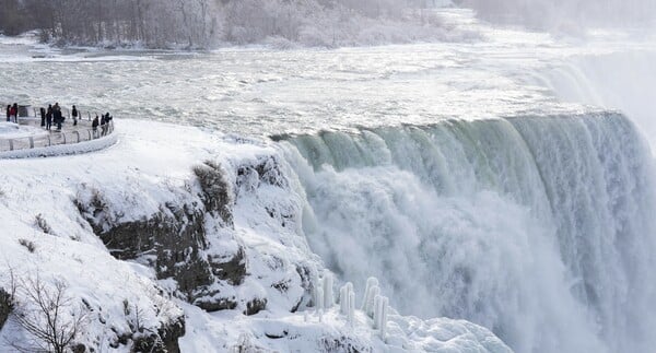 Οι καταρράκτες του Νιαγάρα πάγωσαν δημιουργώντας μαγευτικές εικόνες