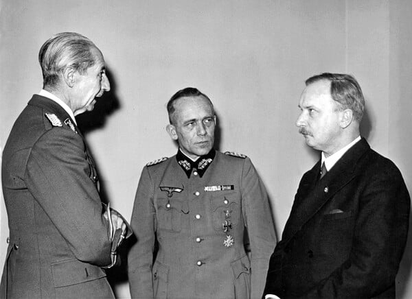 Πίστη και εξόντωση. Οι διανοούμενοι στην πολεμική μηχανή των SS