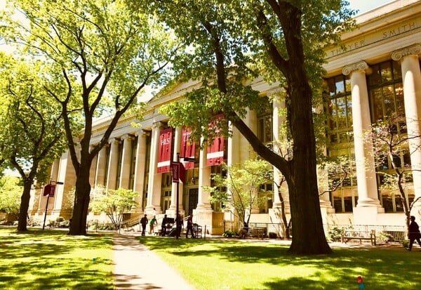 ΧΑΡΒΑΡΝΤ ΤΡΑΜΠ ΑΠΟΖΗΜΙΩΣΗ