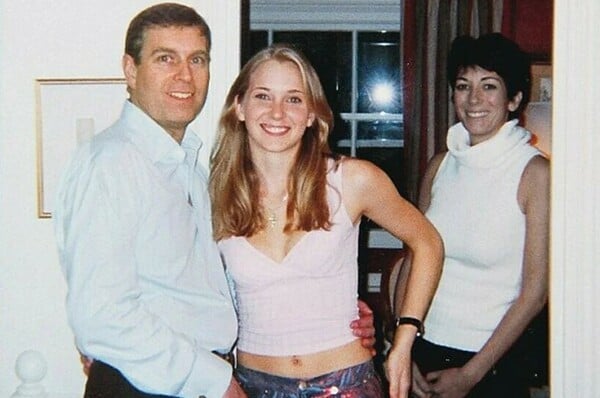 Αρχεία Έπσταϊν: Email φέρεται να επιβεβαιώνει τη γνησιότητα της φωτογραφίας του Άντριου με τη Βιρτζίνια Τζουφρέ