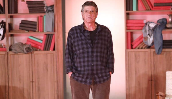 Γιάννης Μπέζος: «Η ελληνική τηλεόραση έχει αυτό το κακό, είναι ψευτοχαρούμενη»