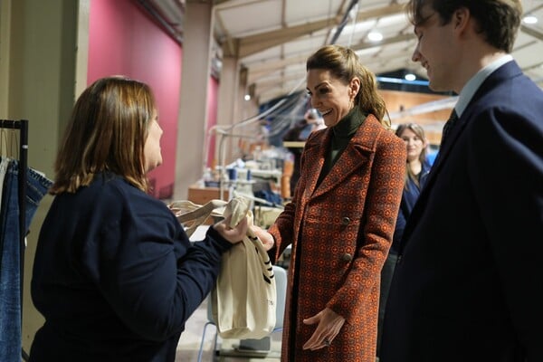 Κέιτ Μίντλετον: Η έκπληξή της σε κατάστημα με μεταχειρισμένα είδη - Γιατί επέλεξε το συγκεκριμένο