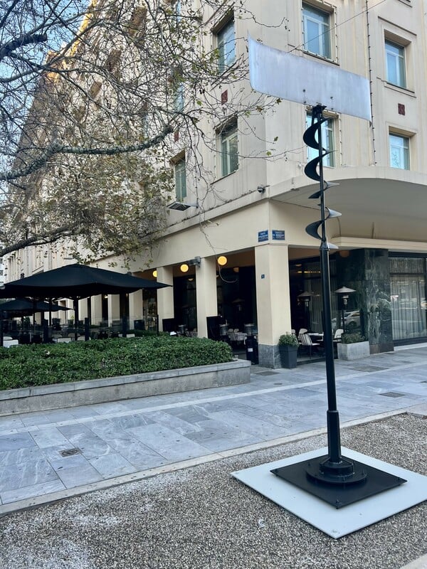 O Δήμος Αθηναίων καλωσορίζει το εμβληματικό έργο του διεθνούς γλύπτη Takis στην καρδιά της Αθήνας