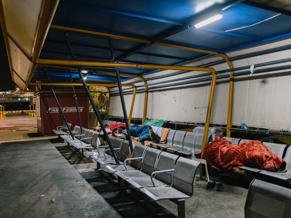 Άστεγοι της Αθήνας: Ποιοι είναι και ποιος νοιάζεται;