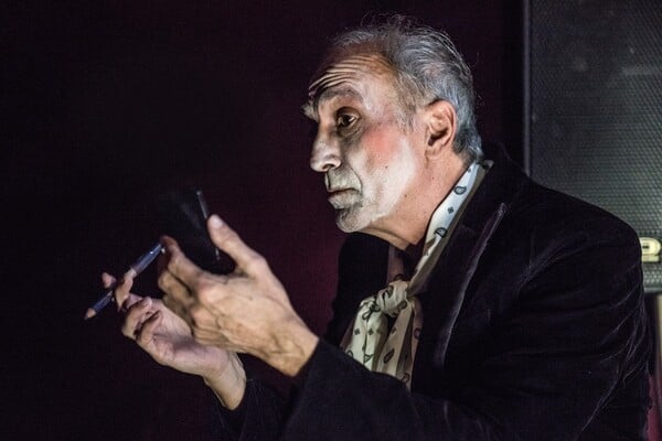 Απ’ αυτήν τη σάλα δεν θα φύγει ποτέ κανείς