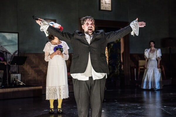 Απ’ αυτήν τη σάλα δεν θα φύγει ποτέ κανείς