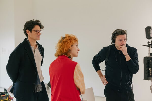 33’ με τον Άνταμ Κρίστιαν Κλαρκ στα γυρίσματα της ταινίας του «Bells»