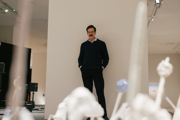 33’ με τον Άνταμ Κρίστιαν Κλαρκ στα γυρίσματα της ταινίας του «Bells»