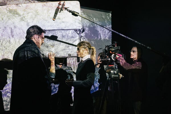 33’ με τον Άνταμ Κρίστιαν Κλαρκ στα γυρίσματα της ταινίας του «Bells»