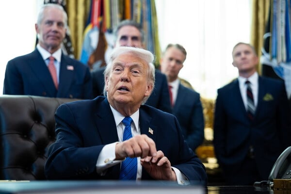 ΝΤΟΝΑΛΝΤ ΤΡΑΜΠ ΑΠΟΛΥΣΗ ΟΜΟΣΠΟΝΔΙΑΚΟΙ ΥΠΑΛΛΗΛΟΙ