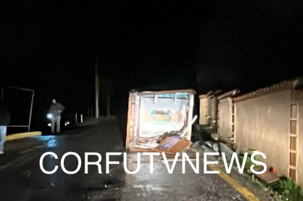 Κακοκαιρία: Ανεμοστρόβιλος χτύπησε χωριό στην Κέρκυρα - Ζημιές σε σπίτια, ξηλώθηκαν τέντες