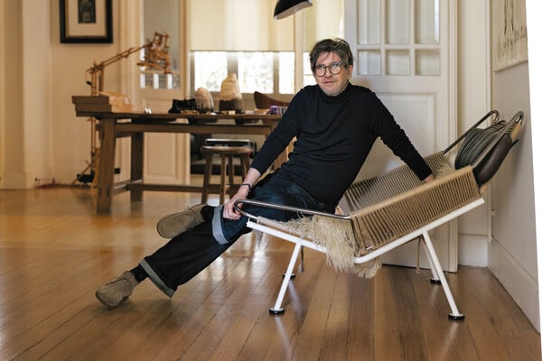 Costas Coutayar: Φωτογράφος. Γεννήθηκε στο Κερατσίνι, ζει στο Κολωνάκι.