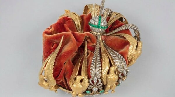 Μουσείο του Λούβρου: Οι πρώτες φωτογραφίες του στέμματος της Γαλλίδας αυτοκράτειρας Ευγενίας μετά τη ληστεία 