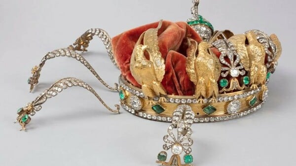 Μουσείο του Λούβρου: Οι πρώτες φωτογραφίες του στέμματος της Γαλλίδας αυτοκράτειρας Ευγενίας μετά τη ληστεία 